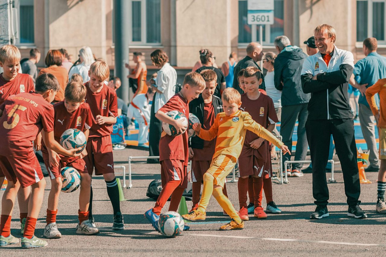 Luftaufnahme eines Fußballplatzes mit Jugendspielern